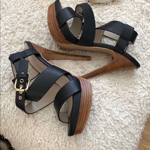 Also black strapped sandals - Picture 4 of 5